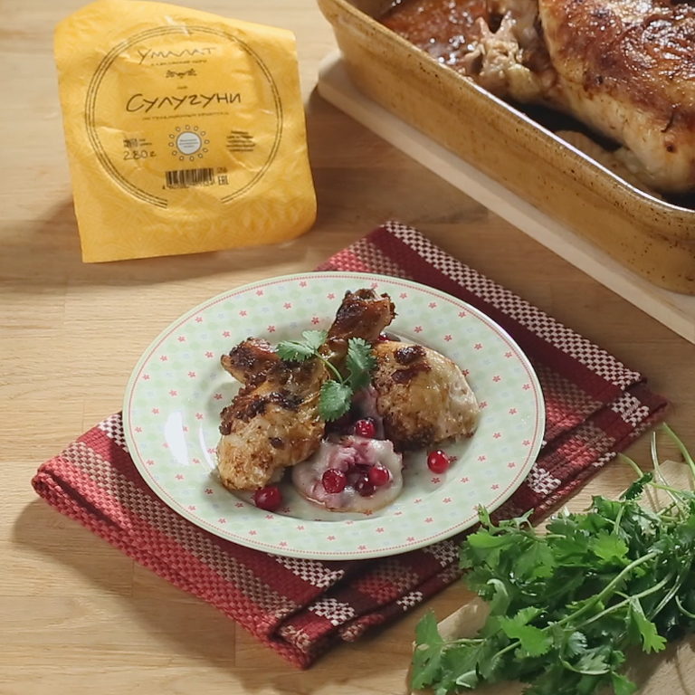 Как приготовить Курица, запеченная с клюквой и сулугуни