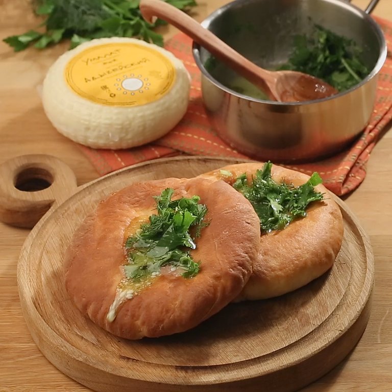 Как приготовить Лепешки с чесноком и адыгейским сыром