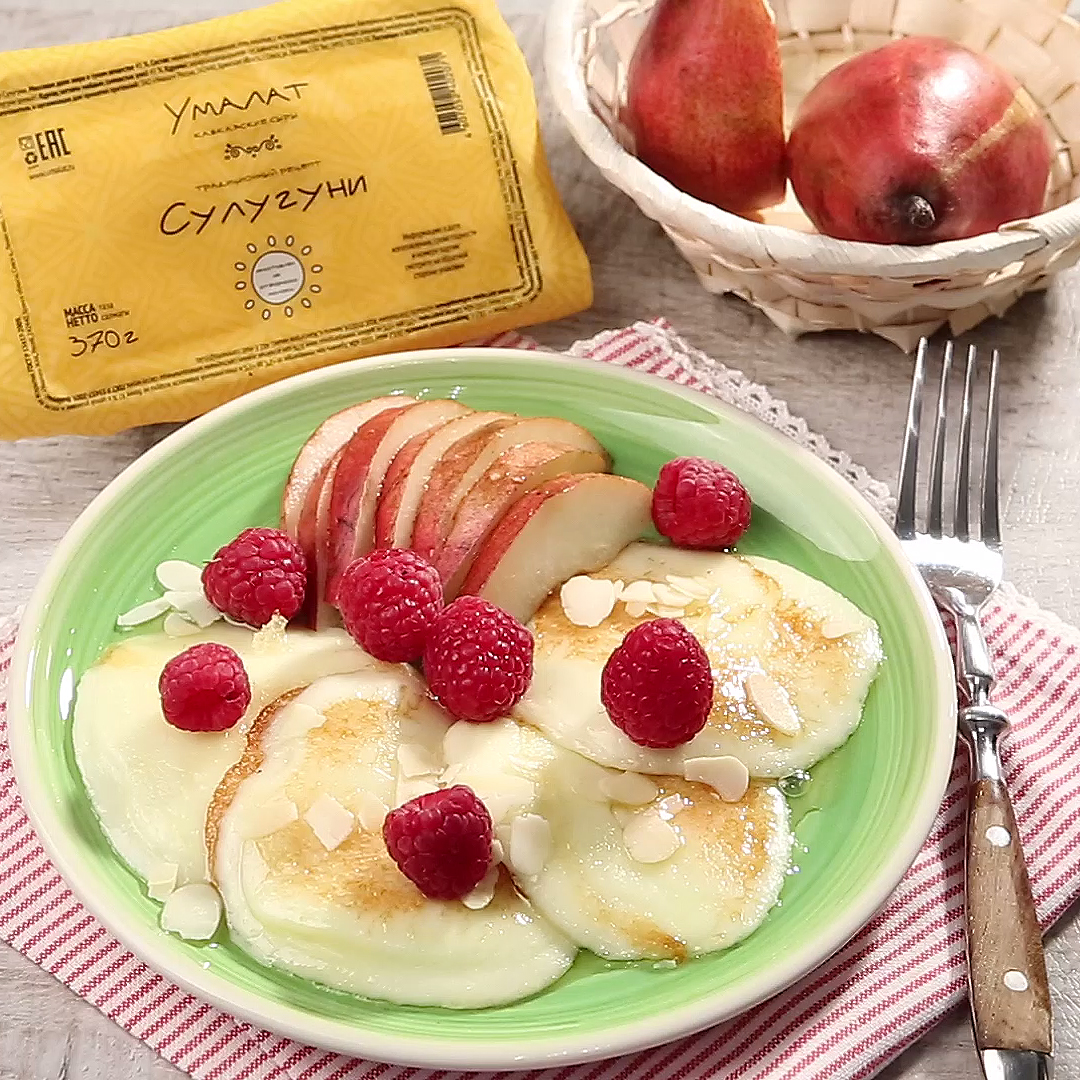 Как приготовить Жареный сулугуни с миндалем и грушей